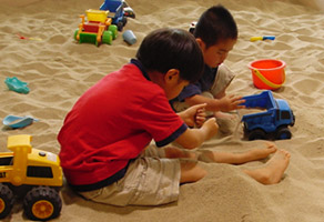キッズサンドを使用した砂場で遊ぶ子どもたち